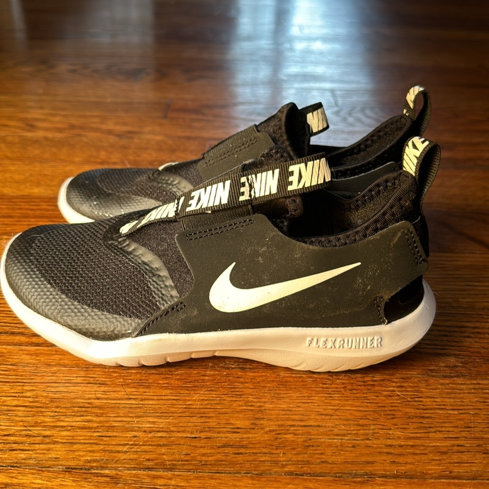 Nike Flex runner- kids- near new!